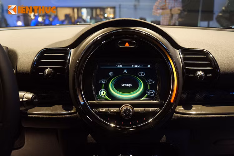 Được trang bị với một màn hình màu 6,5 inch (cho Cooper) hoặc 8,8 inch (cho Cooper S), nó phục vụ như một màn hình hiển thị cho các chức năng xe, thông tin giải trí, điện thoại và chức năng định vị (chỉ dành cho phiên bản Cooper S) và có một vòng tròn đèn LED xung quanh.