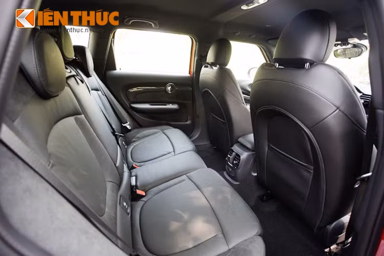 Nhờ tăng kích thước mà không gian bên trong Mini Clubman rộng ra đáng kể. Đặc biệt là khoang hành lý của xe đạt mức 360 lít và có thể mở rộng tới 1.250 lít khi gập hai hàng ghế sau xuống.