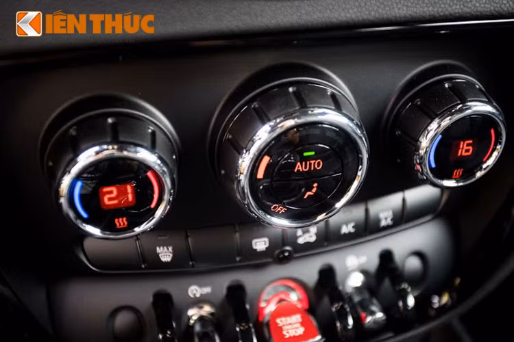 Các thiết bị điều khiển trung tâm được thiết kế đặc trưng của thương hiệu MINI được tích hợp bên trong bảng hiển thị trung tâm của chiếc MINI Clubman thế hệ mới với một phong cách rất hài hòa.