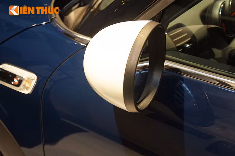 Chiều dài trục cơ sở đạt 2.670mm. Kích thước lớn hơn khiến Clubman được kì vọng đem lại nhiều nét mới về ngoại hình, tiện ích trong không gian nội thất và khả năng vận hành.