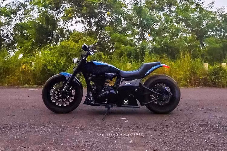 Chiếc xe môtô giá rẻ Royal Enfield Thunderbird 350 trong bài viết này là bản độ độc đáo dành cho cho các tín đồ cuả đạo Hindu Nataraja tại Ấn Độ. Nó được thiết kế không chỉ là một tàu tuần dương thực tế mà còn là một bức tranh đa năng khi được độ lại cho người chơi.