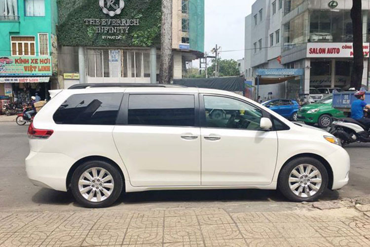 Chiếc xe trong bài viết này đang được rao bán tại TP HCM là chiếc xe Toyota Sienna Limited, được nhập khẩu nguyên chiếc tại Mỹ vào năm 2011. Được sản xuất chủ yếu dành cho thị trường Mỹ từ năm 1997, Toyota Sienna đã được nhiều khách hàng ưa chuộng khi lựa chọn xe cho gia đình, đặc biệt khi có đông trẻ nhỏ do cực tiện dụng và nội thất rộng rãi.