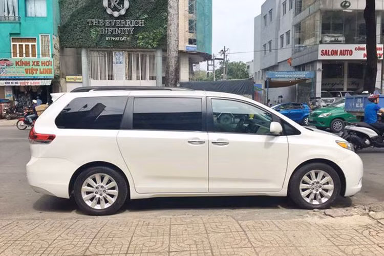 Chiếc xe trong bài viết này đang được rao bán tại TP HCM là chiếc xe Toyota Sienna Limited, được nhập khẩu nguyên chiếc tại Mỹ vào năm 2011. Được sản xuất chủ yếu dành cho thị trường Mỹ từ năm 1997, Toyota Sienna đã được nhiều khách hàng ưa chuộng khi lựa chọn xe cho gia đình, đặc biệt khi có đông trẻ nhỏ do cực tiện dụng và nội thất rộng rãi.