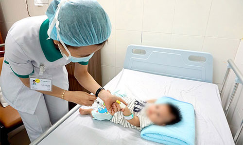 Cháu K. đang được chăm sóc tại bệnh viện.