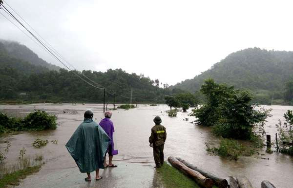 Nước lụt chia cắt bản Mường Đán, Hủa Mương, Pỏm Om, xã Hạnh Dịch, huyện Quế Phong.