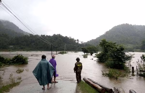 Nước lụt chia cắt bản Mường Đán, Hủa Mương, Pỏm Om, xã Hạnh Dịch, huyện Quế Phong.