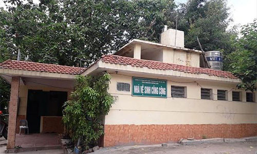 UBND TP Hà Nội đã quyết định miễn hoàn toàn phí sử dụng nhà vệ sinh công cộng. Ngay lập tức, nhiều công nhân trông nhà vệ sinh kêu khó khăn.