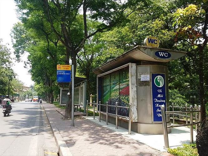 Đằng sau những nhà vệ sinh có vẻ ngoài hiện đại là cuộc sống quá khó khăn của các công nhân.