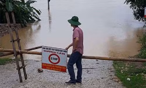 Cầu tràn Châu Thắng (huyện Quỳ Châu) bị ngập sâu đến hơn 1,5 mét.