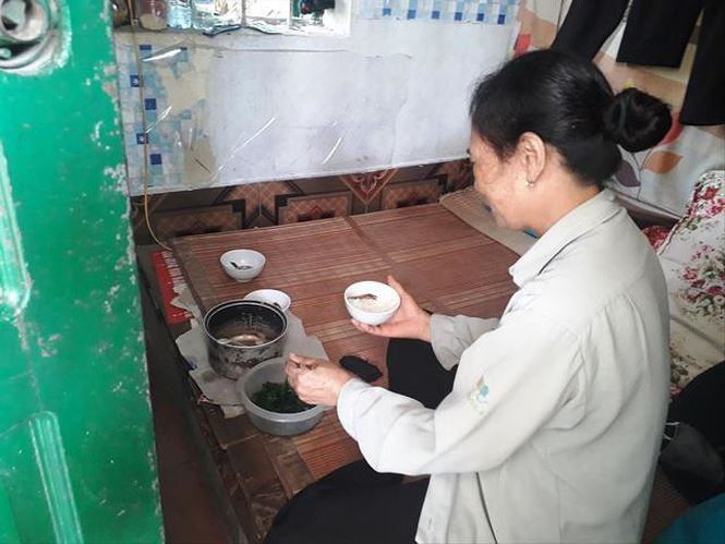 Công nhân hằng ngày sinh hoạt ăn uống ngay cả trong khu nhà vệ sinh công cộng.