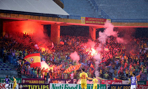 BTC giải đưa ra quyết định phạt nặng sân Hàng Đẫy - Ảnh: Gia Hưng