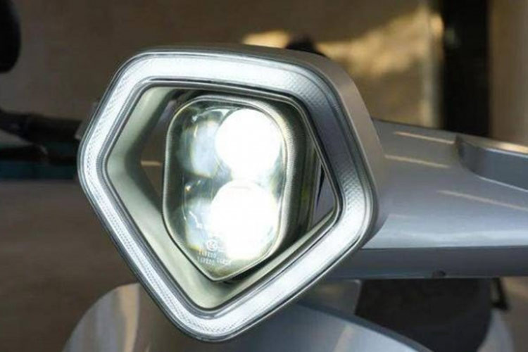 Xe sở hữu hệ thống đèn xi nhan và đèn định vị ban ngày tạo đường cong ở mặt nạ trước, và cùng với đèn xi nhan thì toàn bộ hệ thống chiếu sáng trên xe sử dụng công nghệ LED hiện đại.