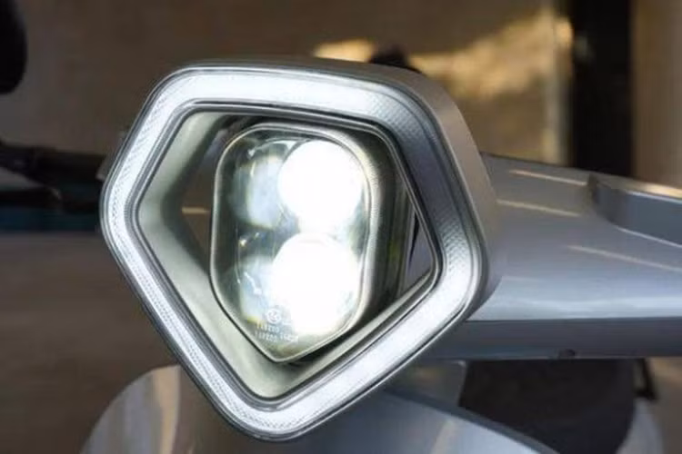 Xe sở hữu hệ thống đèn xi nhan và đèn định vị ban ngày tạo đường cong ở mặt nạ trước, và cùng với đèn xi nhan thì toàn bộ hệ thống chiếu sáng trên xe sử dụng công nghệ LED hiện đại.