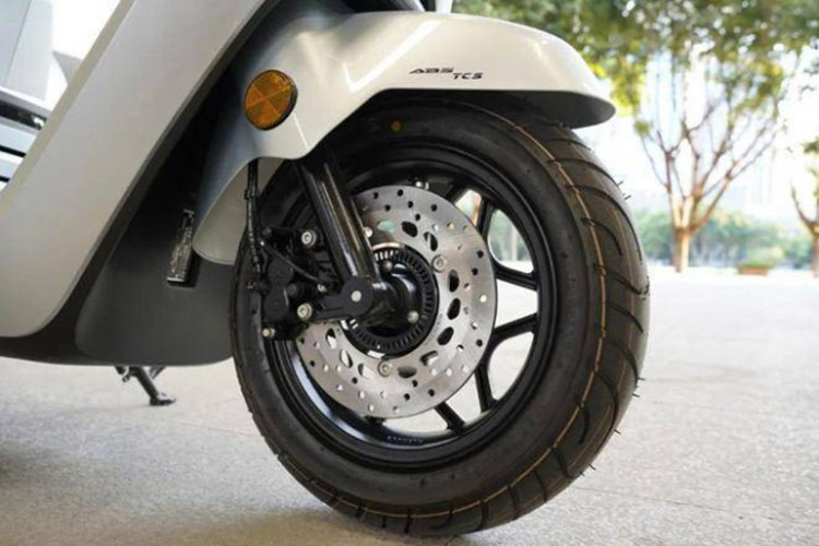 Người sử dụng cũng sẽ được trải nghiệm những công nghệ hiện đại với chìa khóa thông minh smartkey, cổng sạc USB Type-C hiện đại và có cốp chứa đồ rộng rãi dưới yên.