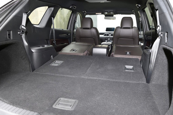 Bên cạnh hé lộ mức giá bán dự kiến của Mazda CX-8 tại Việt Nam, các tư vấn bán hàng của hãng cũng cho hay CX-8 sẽ có 3 phiên bản tại thị trường Việt Nam, cụ thể là Deluxe, Premium 1 cầu và Premium 2 cầu. 