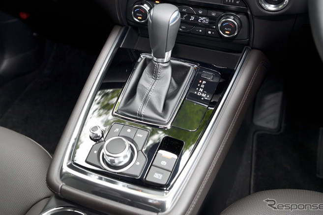 Ngoài ra, khác với thị trường nước ngoài có 2 tùy chọn động cơ, cả 3 phiên bản của Mazda CX-8 bán ra tại nước ta đều trang bị động cơ xăng dung tích 2.5L. Nhiều khả năng động cơ này giống với loại dùng cho Mazda CX-5 tại Việt Nam chứ không phải loại tăng áp mới nhất.