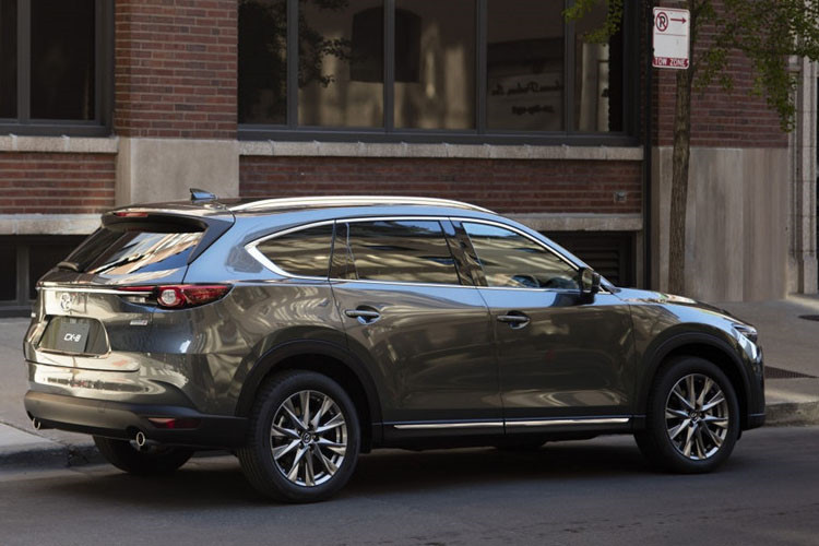 Đáng chú ý là theo các tư vấn bán hàng này thông tin, mẫu xe SUV Mazda CX-8 mới sẽ có giá dự kiến từ 1,1 &#x8;đến 1,3 tỷ đồng, đắt hơn hẳn hàng “hot” Honda CR-V nhập khẩu từ Thái Lan và nhỉnh hơn 1 chút so với Hyundai Santa Fe 2019 cũng đang được lắp ráp trong nước.