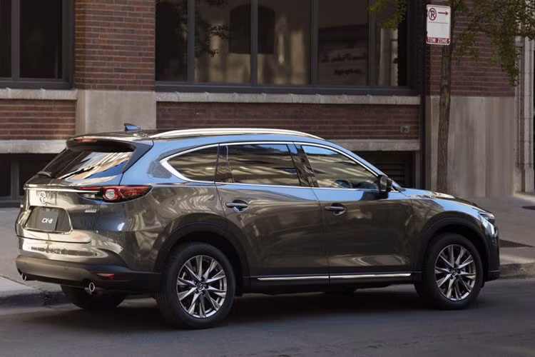 Đáng chú ý là theo các tư vấn bán hàng này thông tin, mẫu xe SUV Mazda CX-8 mới sẽ có giá dự kiến từ 1,1 đến 1,3 tỷ đồng, đắt hơn hẳn hàng “hot” Honda CR-V nhập khẩu từ Thái Lan và nhỉnh hơn 1 chút so với Hyundai Santa Fe 2019 cũng đang được lắp ráp trong nước.