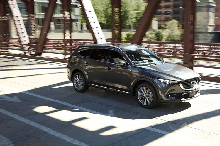 Bên cạnh mức giá xe Mazda CX-8 từ 1,1 &#x8;đến 1,3 tỷ đồng cho một mẫu xe lắp ráp trong nước ám chỉ việc xe sẽ có nhiều công nghệ hấp dẫn như Hyundai Santa Fe 2019. Vì vậy, người dùng Việt có thể hi vọng CX-8 sẽ có cảnh báo điểm mù, camera 360 hay màn hình hiển thị kính lái HUD.