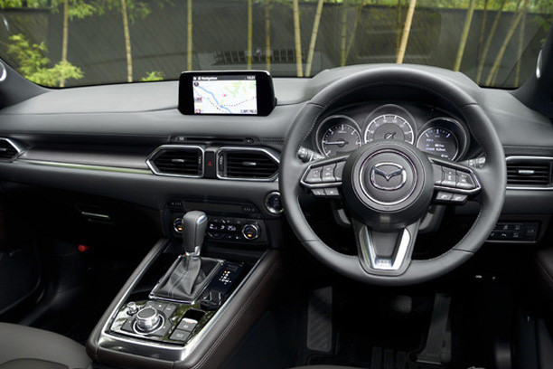 Thiết kế ngoại thất của mẫu xe SUV Mazda CX-8 2019 mới tại Việt Nam được xem là giống với CX-5 nhưng lại có chiều dài cơ sở tương đương với CX-9, hứa hẹn một không gian nội thất 7 chỗ rộng rãi, thoải mái.