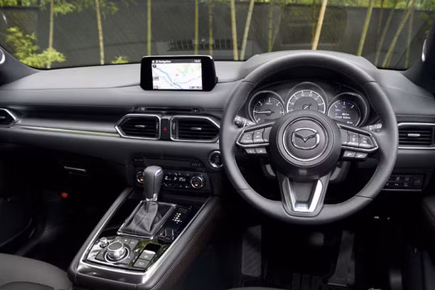 Thiết kế ngoại thất của mẫu xe SUV Mazda CX-8 2019 mới tại Việt Nam được xem là giống với CX-5 nhưng lại có chiều dài cơ sở tương đương với CX-9, hứa hẹn một không gian nội thất 7 chỗ rộng rãi, thoải mái.