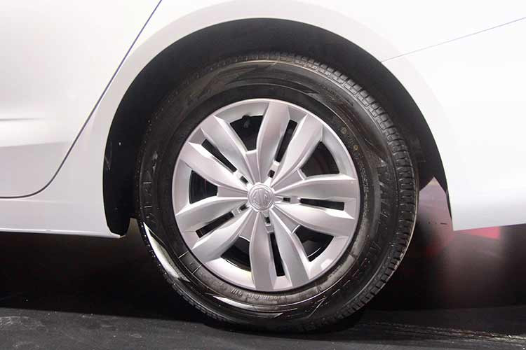 Theo thông số kỹ thuật thì mẫu xe sedan MG5 2023 giá rẻ có chiều dài rộng cao lần lượt 4.601 x 1.818 x 1.489 mm, trục cơ sở 2.680 mm, các con số trên giúp New MG5 được định vị trong phân khúc sedan cỡ C với các đối thủ như Kia K3 hay Hyundai Elantra.