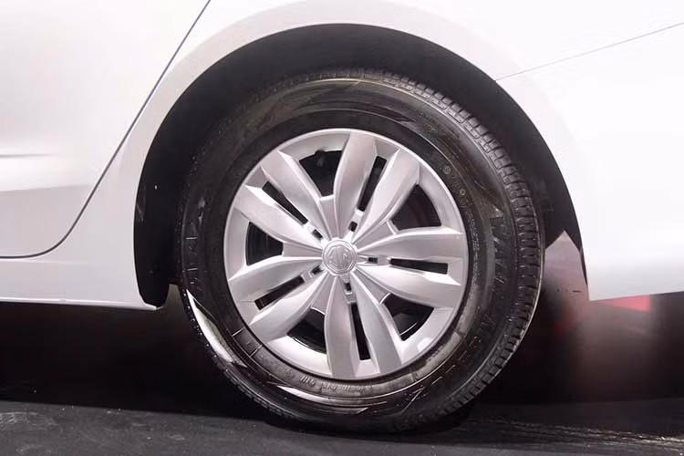 Theo thông số kỹ thuật thì mẫu xe sedan MG5 2023 giá rẻ có chiều dài rộng cao lần lượt 4.601 x 1.818 x 1.489 mm, trục cơ sở 2.680 mm, các con số trên giúp New MG5 được định vị trong phân khúc sedan cỡ C với các đối thủ như Kia K3 hay Hyundai Elantra.