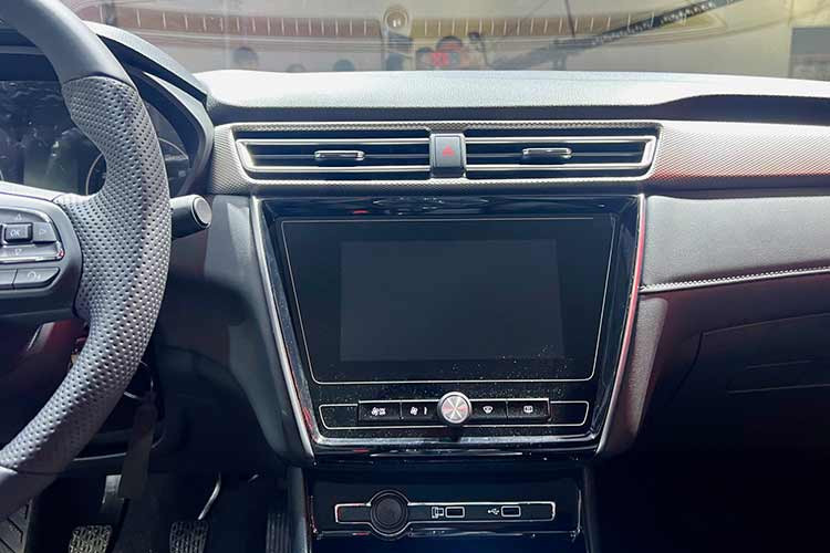 Không chỉ tại thị trường Việt Nam, mà SAIC cũng áp dụng việc đổi logo cho mẫu Roewe i5 ngay tại thị trường Philippines với tên gọi MG 5 Core 1.5. Tuy nhiên việc này cũng không cải thiện doanh số của mẫu xe MG5 này, khi có sức bán không mấy nổi bật tương tự như thị trường nội địa Trung Quốc.