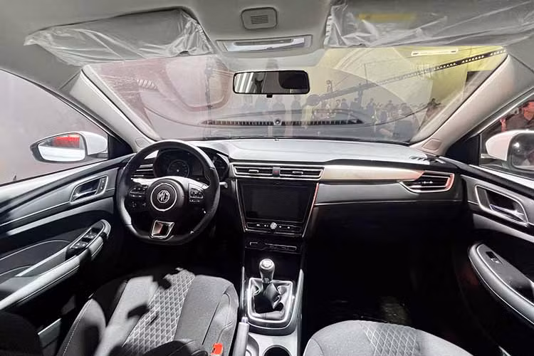 New MG 5 gây chú ý khi trình làng với một giao diện có phần kém xa với mẫu MG5 được giới thiệu trước đó, các trang bị thiết kế cũng có phần cải lùi nhằm tối ưu giá bán rẻ nhất có thể. Dựa trên các thông tin tổng hợp thì New MG5 chính là mẫu xe Roewe i5 thuộc đời 2018 ở Trung Quốc. 