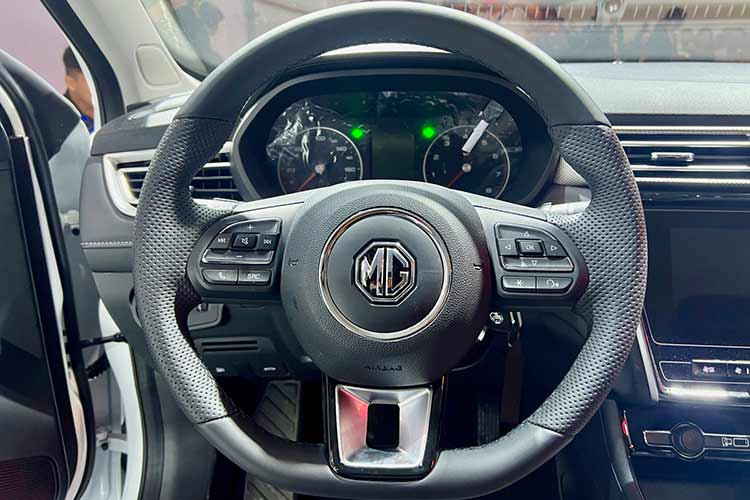 Roewe i5 có doanh số không mấy tốt đẹp ngay tại thị trường Trung Quốc, dù có mức giá khá rẻ khi chỉ quy đổi khoảng 240 triệu đồng. Có thể đây là ví nôm na đây là cách bán hàng kiểu “treo đầu dê, bán thịt chó” khi chỉ có logo mang thương hiệu Anh Quốc nhưng bên trong đều có thể là các linh kiện, phụ tùng Trung Quốc.