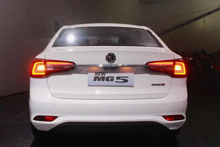 Trước đó, mẫu MG5 được xem là phiên bản “cũ” của nhà phân phối “cũ” dù có một chút mập mờ ở thời điểm ra mắt nhưng với thiết kế thể thao, option hiện đại, lắp ráp tại Thái Lan đã thu hút được sự chú ý của người dùng, đặc biệt là tệp khách trẻ thích các kiểu xe có cá tính mạnh.
