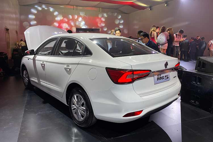 Cụ thể 3 phiên bản của New MG5 2023 mới gồm L MT, CVT STD và CVT Delux đều đang được giảm 25 triệu đồng tiền mặt. Nhờ đó mà phiên bản số sàn tiêu chuẩn chỉ còn 374 triệu đồng, phiên bản cao nhất còn 499 triệu đồng, sau khuyến mãi thì giá bán của dòng xe này chỉ đắt hơn 1 chút so với Hyundai Grand i10 hay Kia Morning.