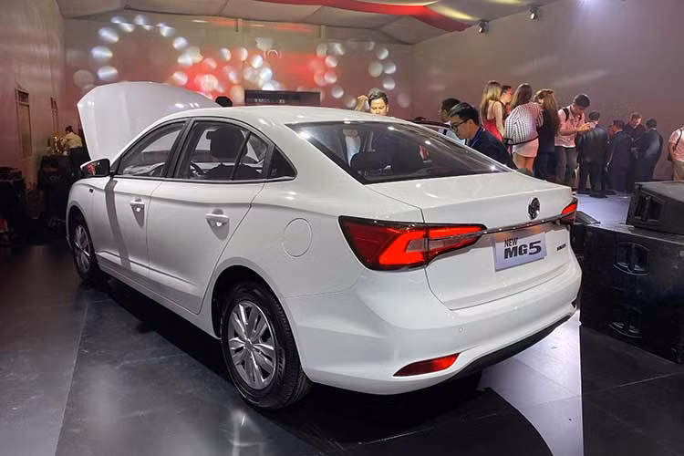 Cụ thể 3 phiên bản của New MG5 2023 mới gồm L MT, CVT STD và CVT Delux đều đang được giảm 25 triệu đồng tiền mặt. Nhờ đó mà phiên bản số sàn tiêu chuẩn chỉ còn 374 triệu đồng, phiên bản cao nhất còn 499 triệu đồng, sau khuyến mãi thì giá bán của dòng xe này chỉ đắt hơn 1 chút so với Hyundai Grand i10 hay Kia Morning.