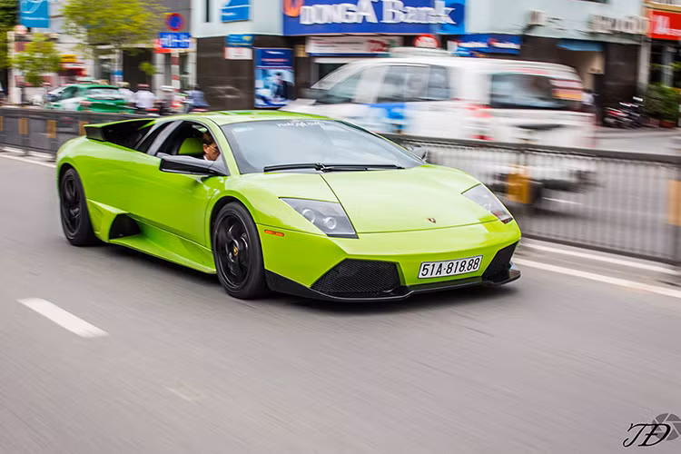  Siêu xe Lamborghini Murcielago LP640 màu xanh cốm "độc' nhất" Việt Nam. Siêu xe này chỉ có duy nhất một chiếc tại Việt Nam, về nước hồi cuối năm 2010, đeo biển tứ quý 8 và từng thuộc sở hữu của một thanh niên còn khá trẻ ở Đà Nẵng.