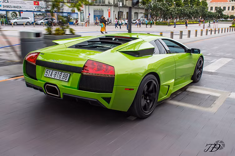 Chiếc siêu xe Lamborghini Murcielago LP640 màu độc này là thế hệ thứ hai của dòng xe Murcielago, sau chiếc Murcielago thế hệ đầu tiên với động cơ V12 6.2L và phiên bản Murcielago Roadster.