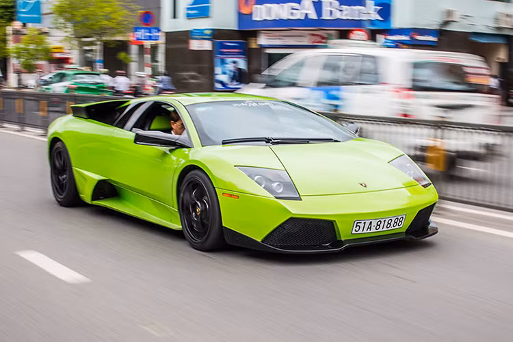 Tuy nhiên, từ tháng 4/2014, siêu xe sửo hữu tông màu độc nhất Việt Nam này đã được “chuyển hộ khẩu” vào Sài Gòn, tiếp tục có duyên với số 8 khi được đăng ký lại với biển số mới “cực khủng” 51A- 81888.