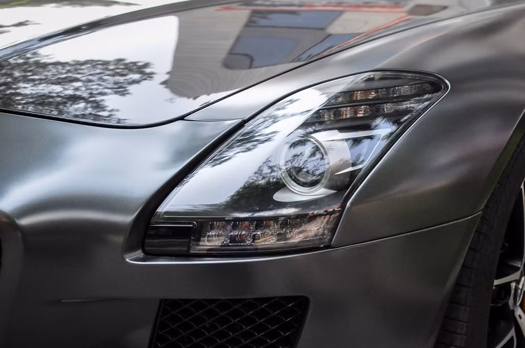 SLS là mẫu siêu xe Mercedes-Benz hai chỗ ngồi duy nhất trong garage của doanh nhân này, số còn lại đều là xe siêu sang như Maybach 62S, Rolls-Royce Phantom, Rolls-Royce Drophead Coupe, Bentley Continental Flying Spur...