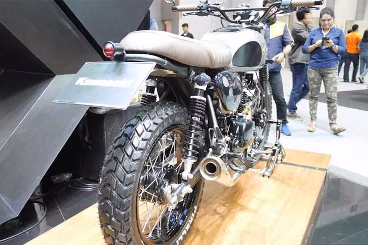 Theo phong cách tracker, ghi-đông của xe đã được thay bằng loại cao hơn. Nằm phía trên ghi-đông là cặp bao tay vân hình thoi cổ điển, gương hậu gắn gù và bình dầu phanh/côn với vỏ bảo vệ bên ngoài bằng thép đan. Ở hai bên thân xe, cặp ốp che nguyên bản của W175 đã được Zeus được đục lỗ và lắp lưới mắt cáo nhỏ ở bên trong.