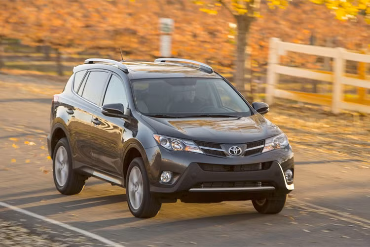 Xe cũng đi cùng với ngoại hình mới đẹp mắt hơn gồm chắn bùn phình rộng hơn, bộ vành hợp kim màu đen với thiết kế 5 chấu và đường kính 18 inch, lốp 235/55R18 cùng ốp gầm trên đầu/bên sườn/đuôi xe màu bạc, chóa đèn pha và hốc đèn sương mù màu đen, gá chằng đồ trên nóc cùng logo "Adventure" hình ngọn núi, cần số bọc da...