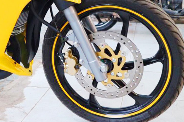 Thiết kế của Yamaha 125ZR đời mới vẫn không có gì thay đổi so với phiên bản tiền nhiệm trước đây, xe với các chi tiết gọn gàng và góc cạnh. Phanh đĩa được trang bị trên cả 2 bánh với kích thước mỗi bánh 17 inch. Xe vận hành bằng hệ thống phun nhiên liệu dạng chế hòa khí. 