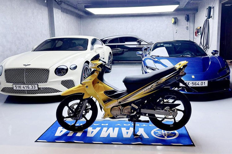 Phải đến 12/2/2023 - tay chơi siêu xe Cường Đô la mới bước sang tuổi 41. Nhưng mới đây đã chia sẻ về món quà sinh nhật sớm mà một người bạn đã tặng cho mình, "Thật sự thích ơi là thích luôn, bao nhiêu kỷ niệm tuổi trẻ bỗng ùa về" Cường Đô la khoe xe Yamaha 125ZR màu vàng-đen cùng dòng cảm xúc mới trên trang cá nhân.