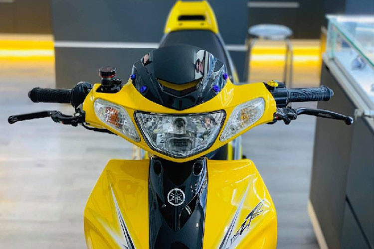 Chiếc xe máy 2 thì Yamaha 125ZR của Cường Đô la mới được người quen tặng quà sinh nhật có nguồn gốc từ Malaysia, do Hong Leong Yamaha Motor sản xuất. Mẫu xe này được thiết kế hướng đến người dùng là tín đồ đam mê tốc độ và yêu thích phong cách dòng xe "2 thì" cá tính.