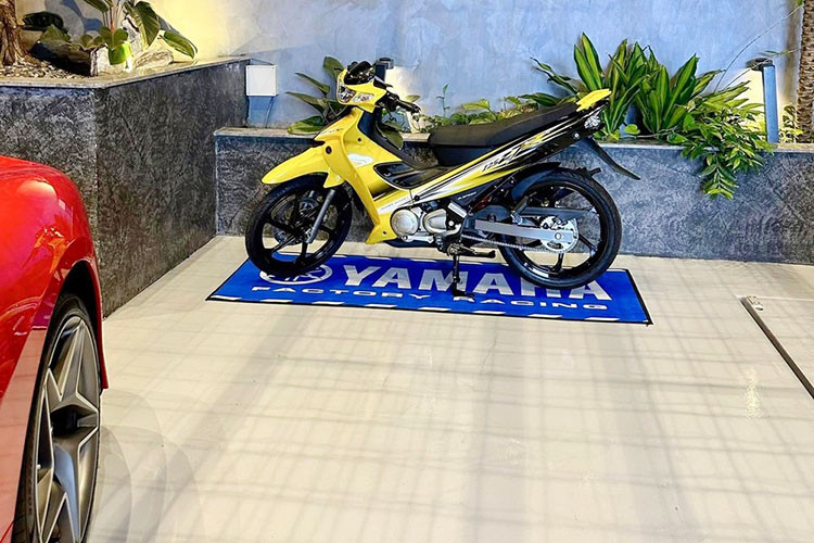 Cường Đô la cũng xác nhận là chiếc xe 2 thì Yamaha 125ZR đời mới này chưa đổ xăng, chưa câu bình và rất tò mò là làm sao có thể mua được. Sau khi nhận món quà sớm siêu ấn tượng của người quen, Cường Đô la nhanh chóng mang chiếc xe 2 thì Yamaha 125ZR ra chụp ảnh cùng dàn siêu xe, xe coupe siêu sang và xe đua đường phố của mình trong garage.