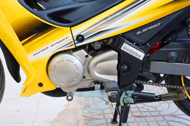 Đi kèm với động cơ 2 thì, xi-lanh đơn trên Yamaha 125ZR chính là hộp số côn tay 6 cấp giúp chiếc xe này có thể đạt được tốc độ tối đa lên tới 150 km/h. Trọng lượng khô của Yahama 125ZR rơi vào khoảng 101 kg và chiều cao yên xe tính từ mặt đất là 752 mm. 