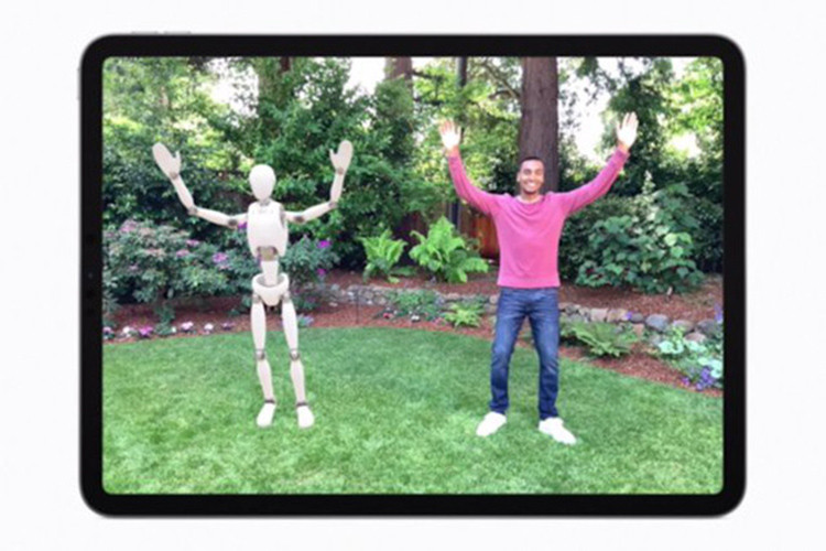 Nó cũng có tính năng "bám theo mọi người", vì vậy mọi người có thể đi bộ quanh nội dung ảo trong thế giới thực. 