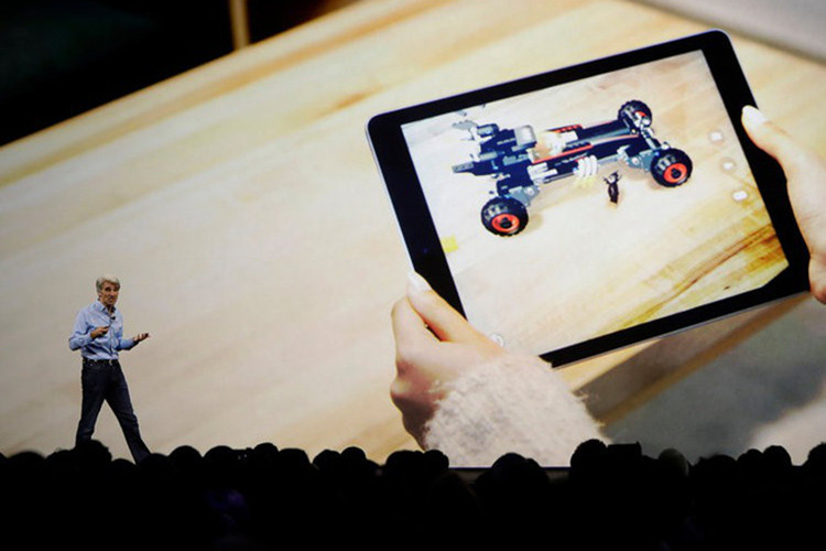 Trong khi đó, ARKit 3 của Apple được giới thiệu trong hội nghị WWDC 2019 lần này, tập trung vào cách mọi người thực sự tương tác với AR.