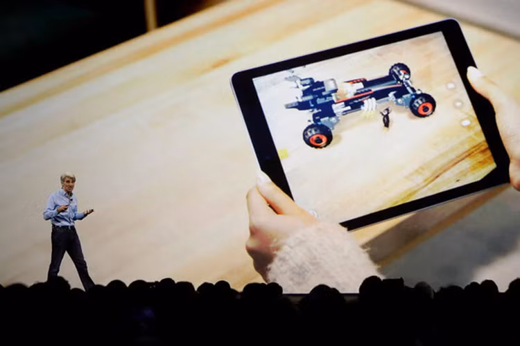 Trong khi đó, ARKit 3 của Apple được giới thiệu trong hội nghị WWDC 2019 lần này, tập trung vào cách mọi người thực sự tương tác với AR.