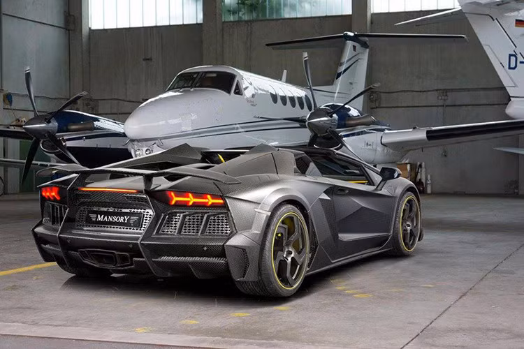 Đầu tiên là phần động cơ, Mansory đã lắp đặt thêm hai hệ thống tăng áp turbo cùng một hệ thống ống xả mới làm từ thép không gỉ chất lượng cực cao. Nó khiến bạn sẽ phải cần bịt tai khi mẫu xe này lướt qua. 