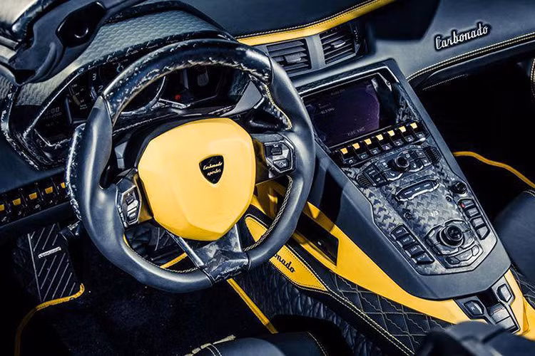 Bên trong nội thất của chiếc siêu xe Lamborghini cũng có một vài thay đổi, tuy không đáng kể nhưng chúng ta có thể nhận thấy dễ dàng là màu vàng đối lập hoàn hảo với màu đen của ngoại thất.
