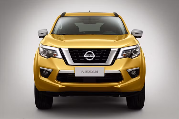Mẫu SUV mới nhà Nissan sẽ sử dụng khung gầm sát-xi rời này được trang bị lưới tản nhiệt V-Motion đặc trưng của gia đình Nissan. Thêm vào đó là cụm đèn pha có thiết kế góc cạnh, chắn bùn phồng lên và nhiều chi tiết mạ crôm sáng bóng. So với Navara, Nissan Terra chỉ có một số khác biệt trong thiết kế như cản va.